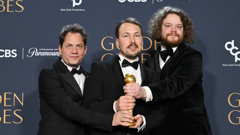 Ron Dyens, Gints Zilbalodis, und Matiss Kaza bei der Verleihung der Golden Globes